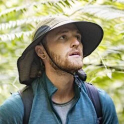 Sunday Afternoons Bug-Free Adventure Hat 4 Sunday Afternoons Bug-Free Adventure Hat -Sunday Afternoons Shop bug free adventure hat dark khaki male1 ss20 2100px
